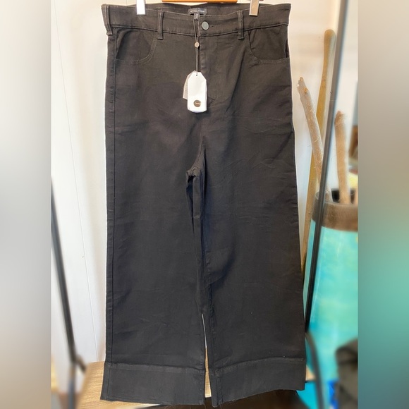 NWT Universal Standard Carrie High Rise Wide Leg Jeans
Black $138 usd Stretch - Picture 4 of 14